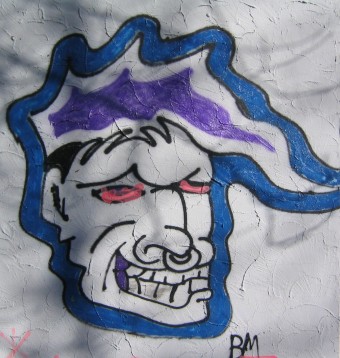Graffiti-Entfernung an einer Hauswand